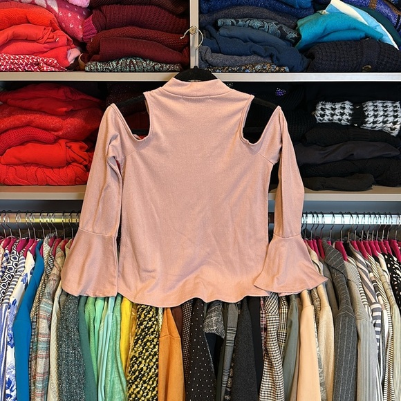 American Rag pink cold shoulder mock neck embroidered top size XS - Picture 3 of 3